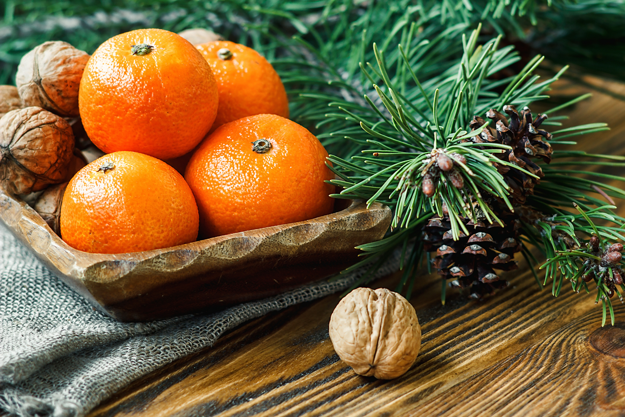 Klementiner og nøtter hører julen til. Fyll på med all type frukt og grønnsaker til alle måltider. Foto: AdobeStock
