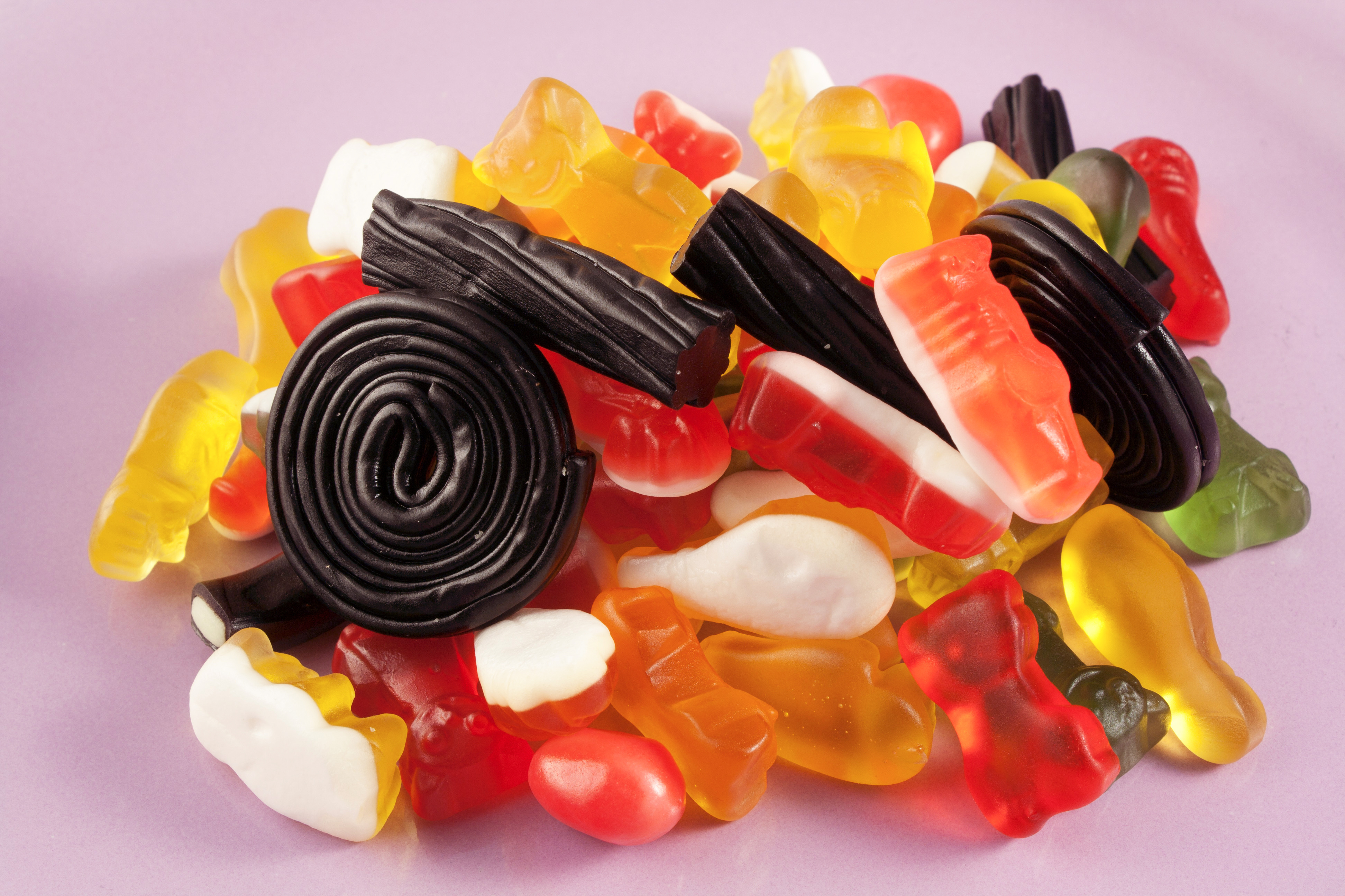 Skumgodteri, gelegodteri og lakris inneholder mindre mettet fett enn for eksempel sjokolade, men inneholder likevel mye sukker. Bilde: AdobeStock